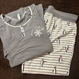 22W/24W 2-Piece Pajama/Lounge Set w/Penguins on pants. Crew neck top w/buttons
